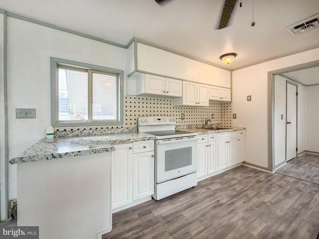 26 MIDWOOD LN, Levittown, PA 19054