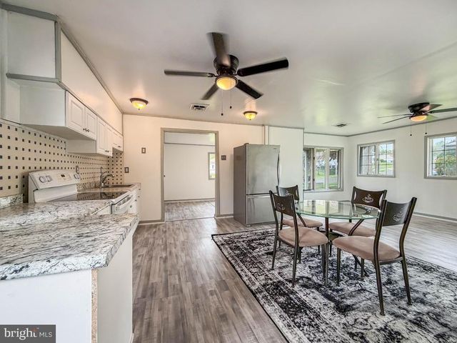 26 MIDWOOD LN, Levittown, PA 19054