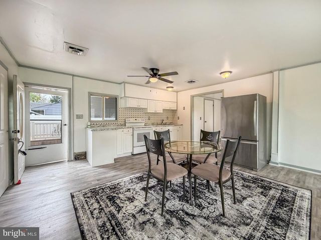 26 MIDWOOD LN, Levittown, PA 19054