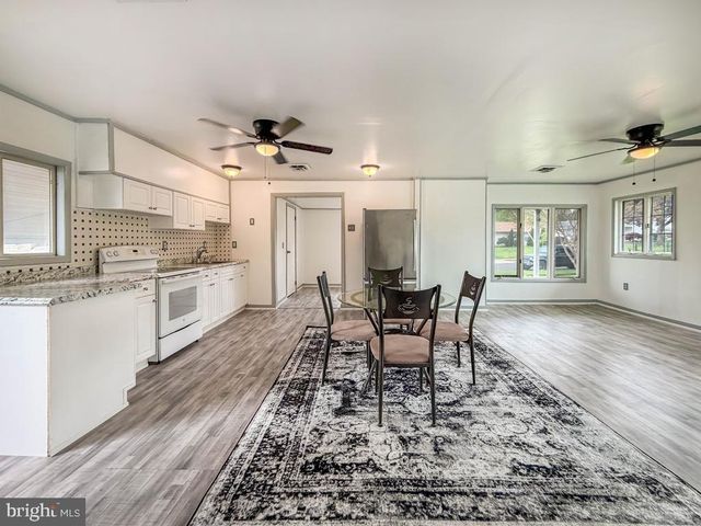 26 MIDWOOD LN, Levittown, PA 19054