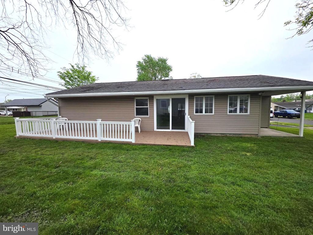 26 MIDWOOD LN, Levittown, PA 19054