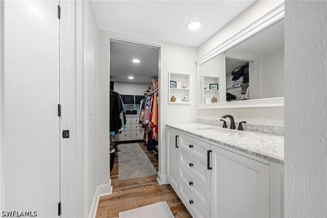 700 Valley Stream DR 202, Naples, FL 34113