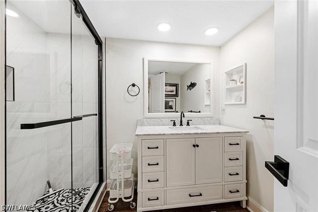700 Valley Stream DR 202, Naples, FL 34113