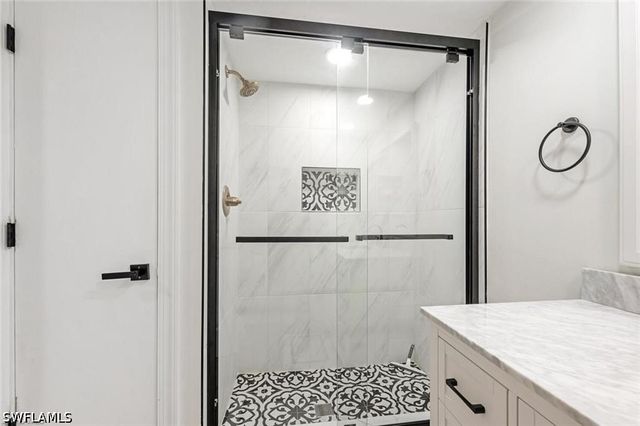 700 Valley Stream DR 202, Naples, FL 34113