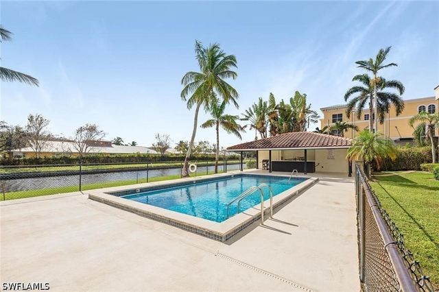 700 Valley Stream DR 202, Naples, FL 34113