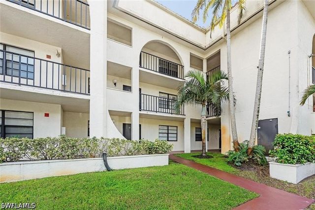 700 Valley Stream DR 202, Naples, FL 34113