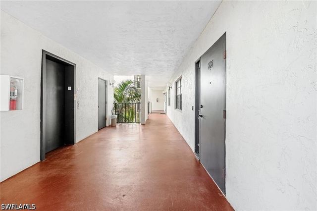 700 Valley Stream DR 202, Naples, FL 34113