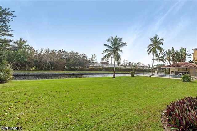 700 Valley Stream DR 202, Naples, FL 34113