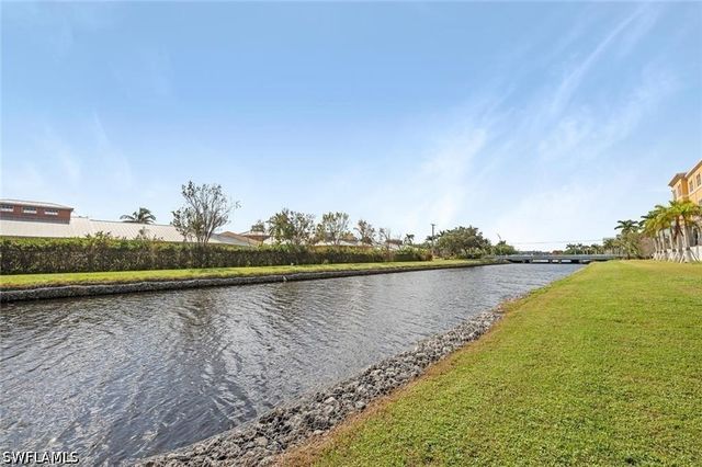 700 Valley Stream DR 202, Naples, FL 34113