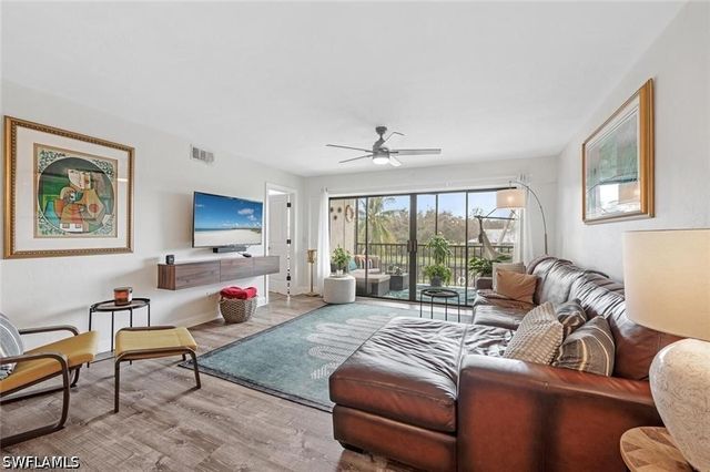 700 Valley Stream DR 202, Naples, FL 34113