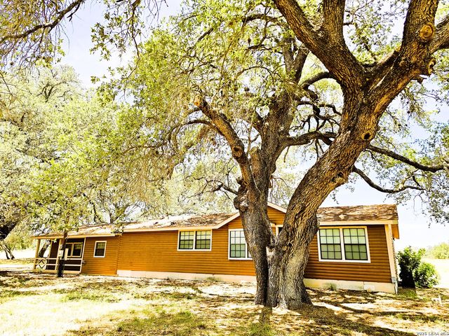 799 County Road 6612, Devine, TX 78016