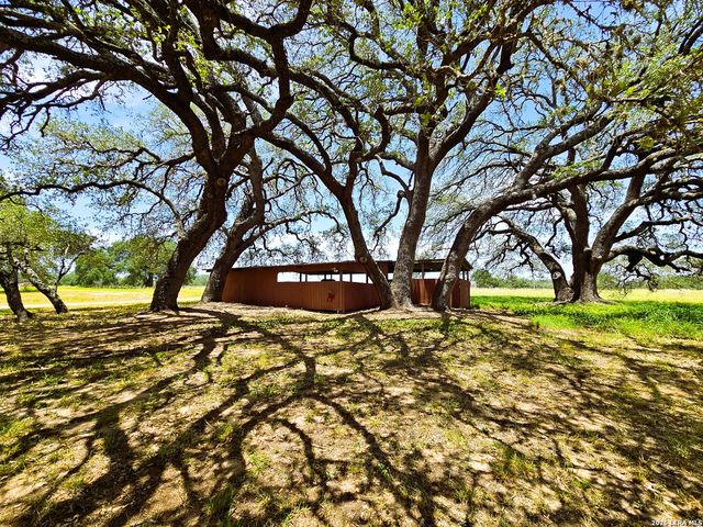 799 County Road 6612, Devine, TX 78016