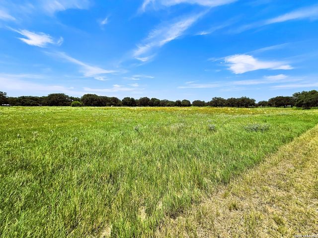 799 County Road 6612, Devine, TX 78016