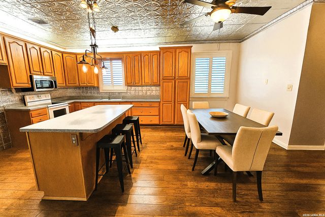 799 County Road 6612, Devine, TX 78016