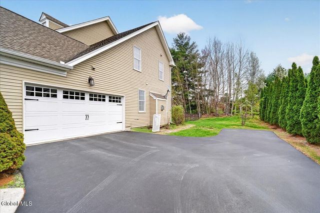 65 Stone Crest Drive, Halfmoon, NY 12118