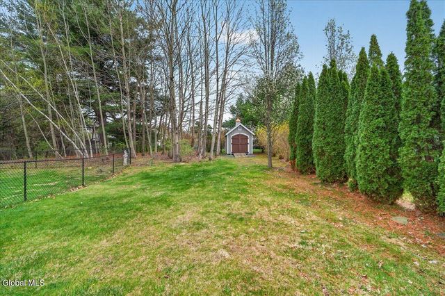 65 Stone Crest Drive, Halfmoon, NY 12118