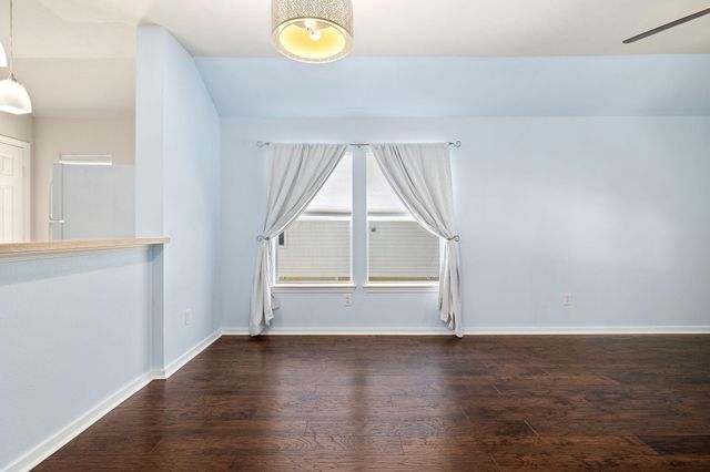902 Memorial Heights Drive, Houston, TX 77007