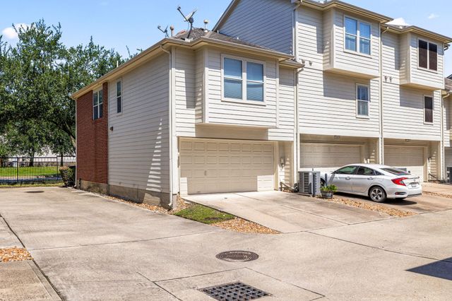 902 Memorial Heights Drive, Houston, TX 77007