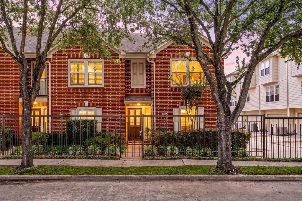 902 Memorial Heights Drive, Houston, TX 77007