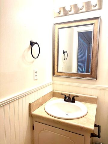 211 W King St, Headland, AL 36345