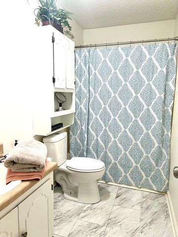 211 W King St, Headland, AL 36345