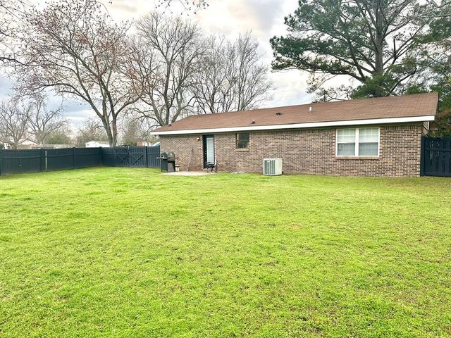 211 W King St, Headland, AL 36345