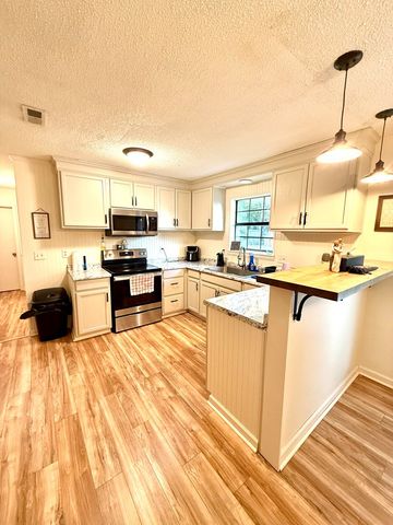 211 W King St, Headland, AL 36345