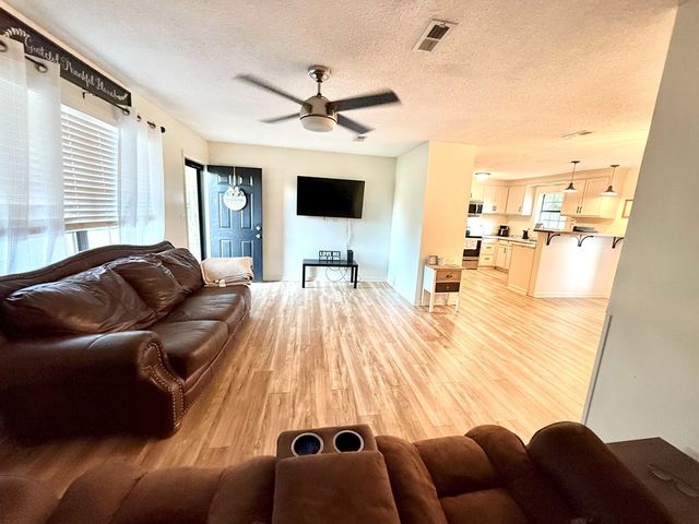 211 W King St, Headland, AL 36345