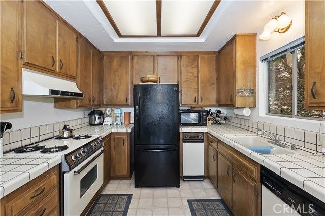 1096 Nadelhorn Drive, Lake Arrowhead, CA 92352