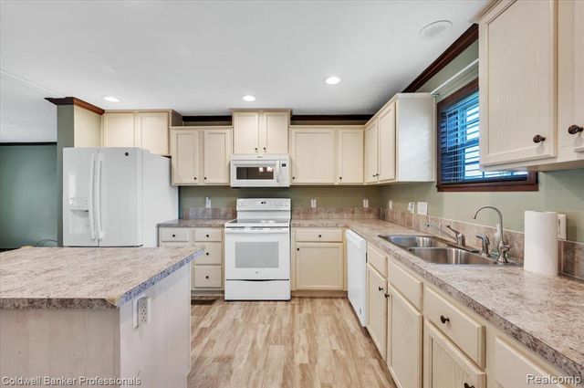 289 Pompano Court, Lapeer, MI 48446