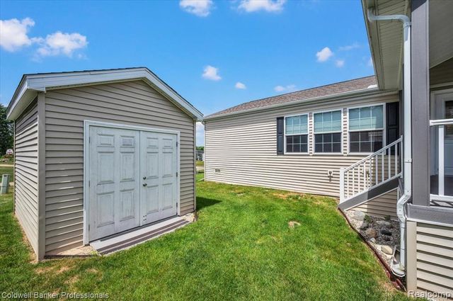 289 Pompano Court, Lapeer, MI 48446