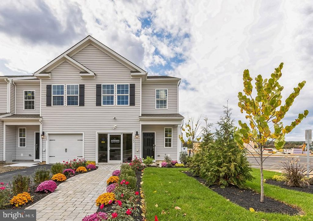 1221 SUSAN CIR, Breinigsville, PA 18031