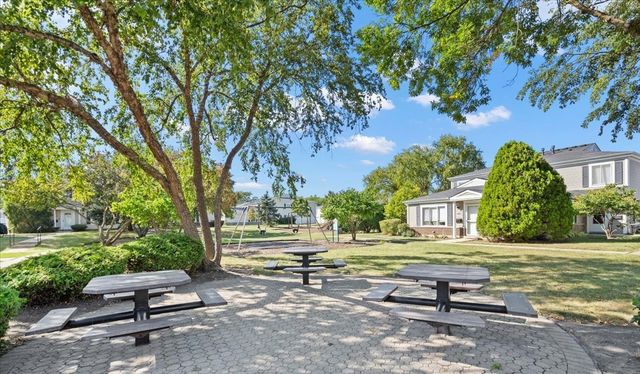 1152 Cove Drive 212B, Prospect Heights, IL 60070