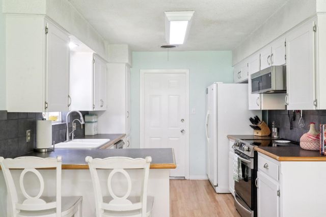 700 Dunman DR, Georgetown, TX 78628