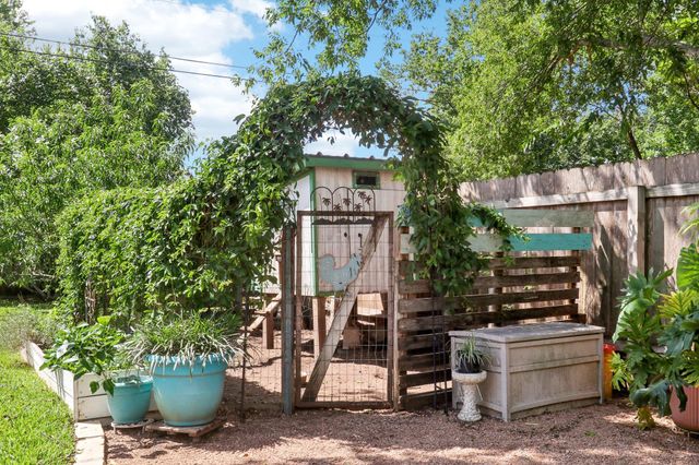 700 Dunman DR, Georgetown, TX 78628