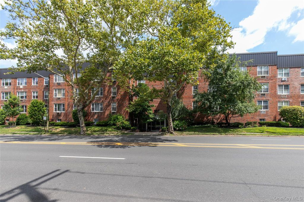 185 Middle Neck S 1-L, Great Neck, NY 11021 — exterior