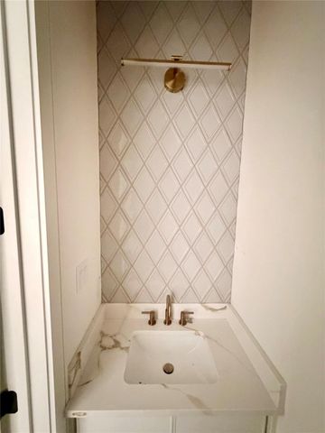 6 Westwind Road, Galveston, TX 77554