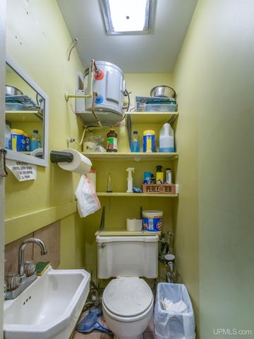 127 E Hewitt Avenue, Marquette, MI 49855