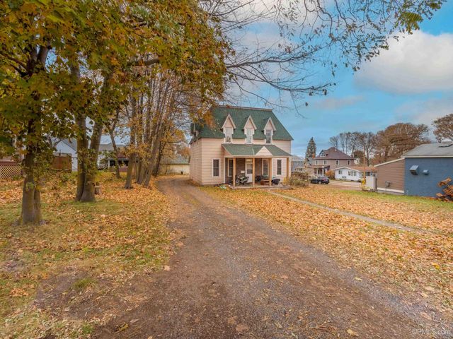 127 E Hewitt Avenue, Marquette, MI 49855