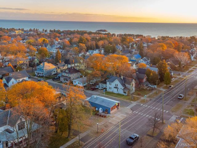 127 E Hewitt Avenue, Marquette, MI 49855