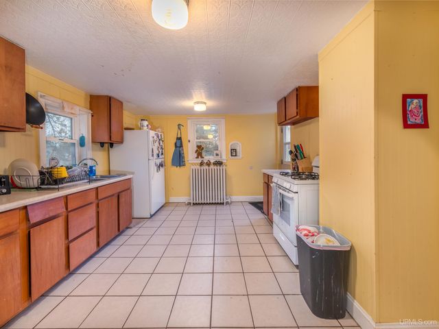 127 E Hewitt Avenue, Marquette, MI 49855