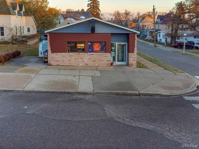 127 E Hewitt Avenue, Marquette, MI 49855