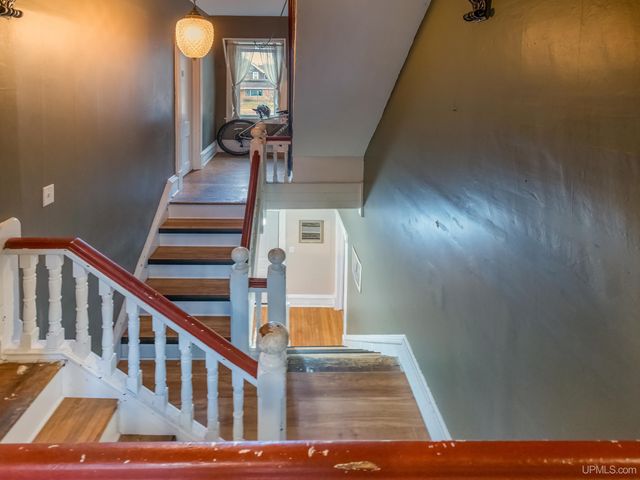 127 E Hewitt Avenue, Marquette, MI 49855