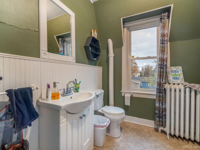 127 E Hewitt Avenue, Marquette, MI 49855