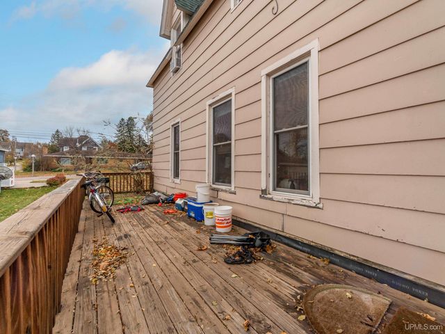 127 E Hewitt Avenue, Marquette, MI 49855