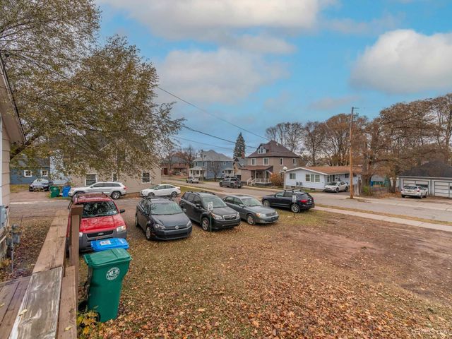 127 E Hewitt Avenue, Marquette, MI 49855