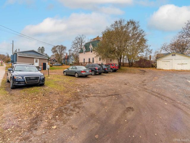 127 E Hewitt Avenue, Marquette, MI 49855