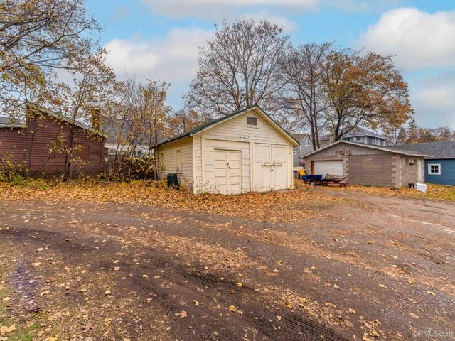 127 E Hewitt Avenue, Marquette, MI 49855