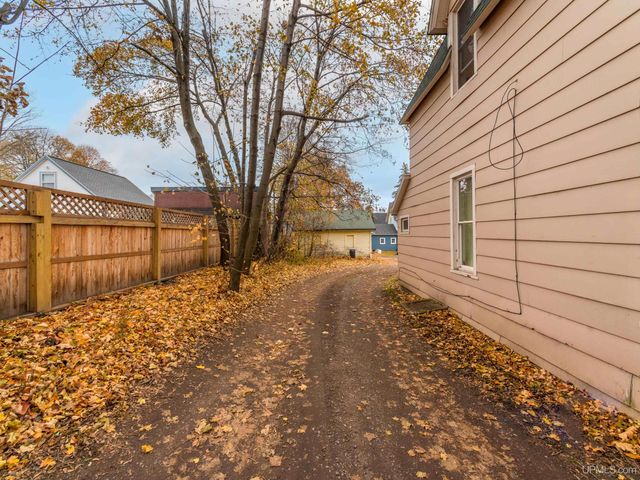 127 E Hewitt Avenue, Marquette, MI 49855