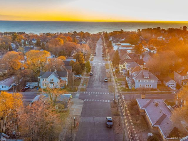 127 E Hewitt Avenue, Marquette, MI 49855